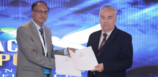 Semnarea și ratificarea Memorandumului: Amjad Aqziz Malik – președinte Pakistan Sports Writers Federation și Emanuel Fântâneanu (Romania), membru în Comitetul Executiv al AIPS