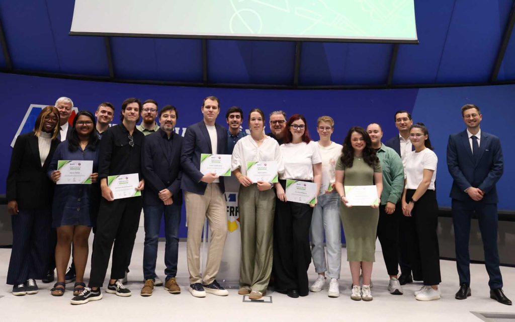 Tinerii Reporteri AIPS pozează cu diplomele lor alături de Răzvan Burleanu (președinte FRF), Philip Townsend, Julien Thorens, Nicoleta Cosoreanu, Martin Mazur, Riccardo Romani și Chibuogwu Nnadiegbulam (Foto: AIPS)